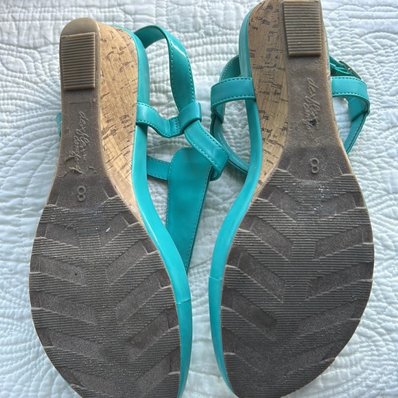 WomanTeal wedges teal sandals size 8 - Picture 3 of 4